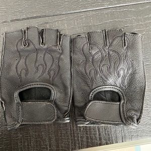 Leather motorcycle gloves